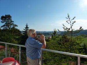 Björn värmer upp med den inspirerande utsikten från Solgläntans altan
